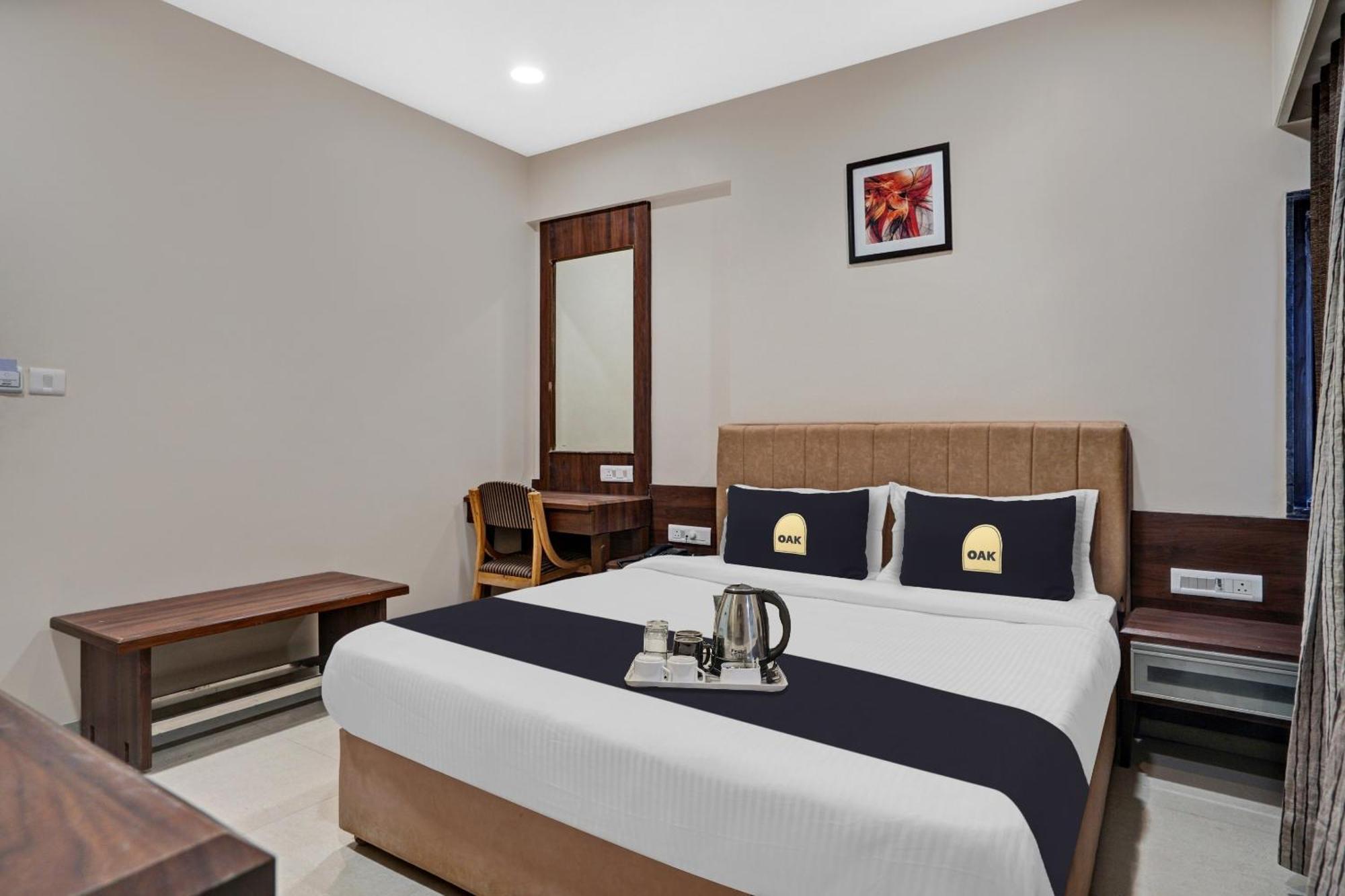 Clubhouse Hotel Raajpath Vadodara Ngoại thất bức ảnh