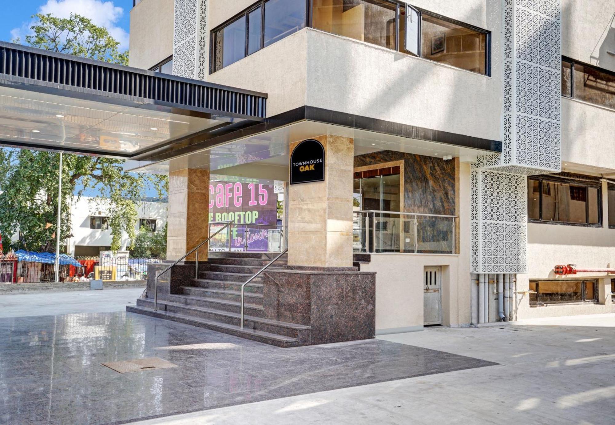 Clubhouse Hotel Raajpath Vadodara Ngoại thất bức ảnh