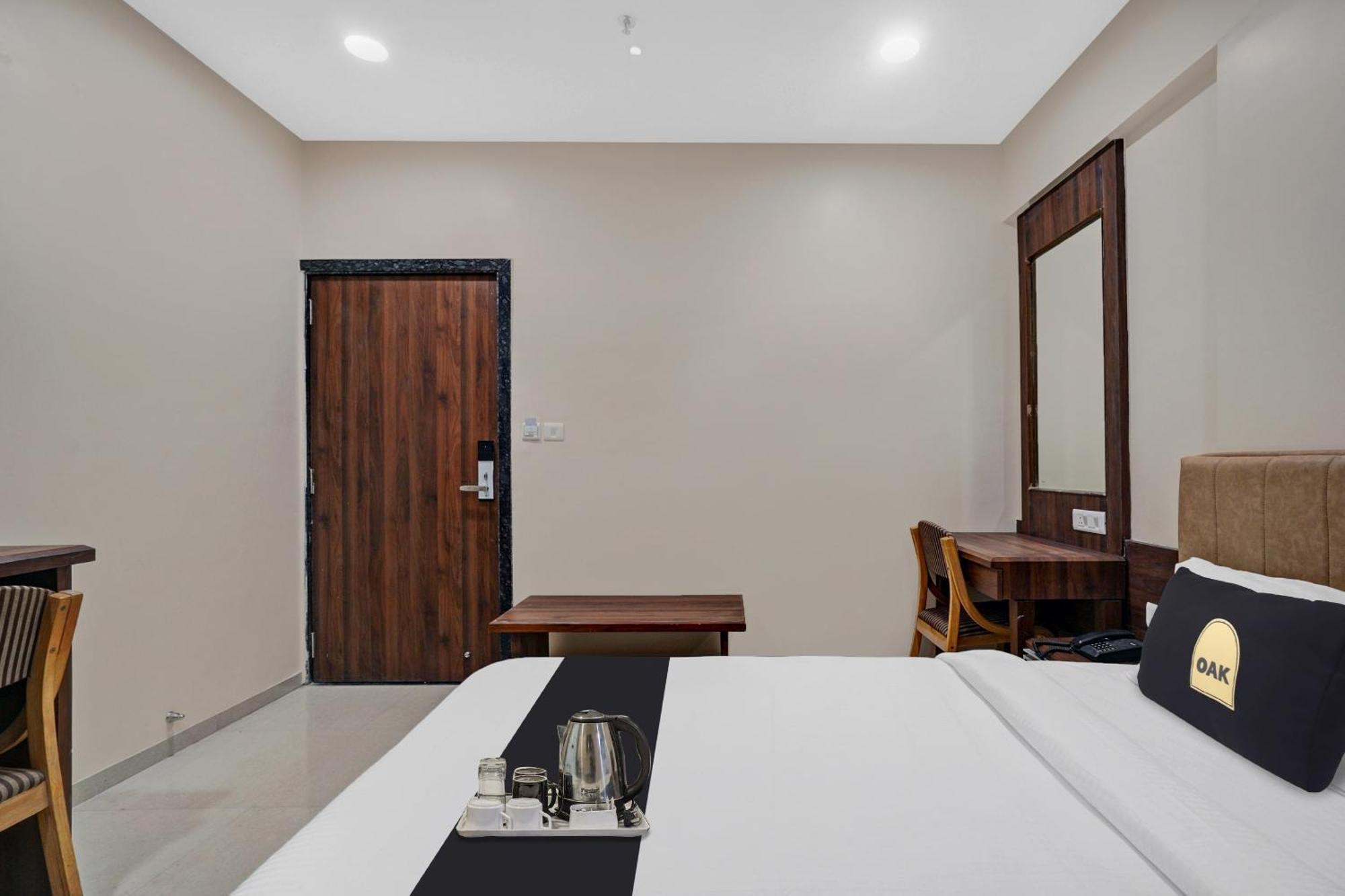 Clubhouse Hotel Raajpath Vadodara Ngoại thất bức ảnh