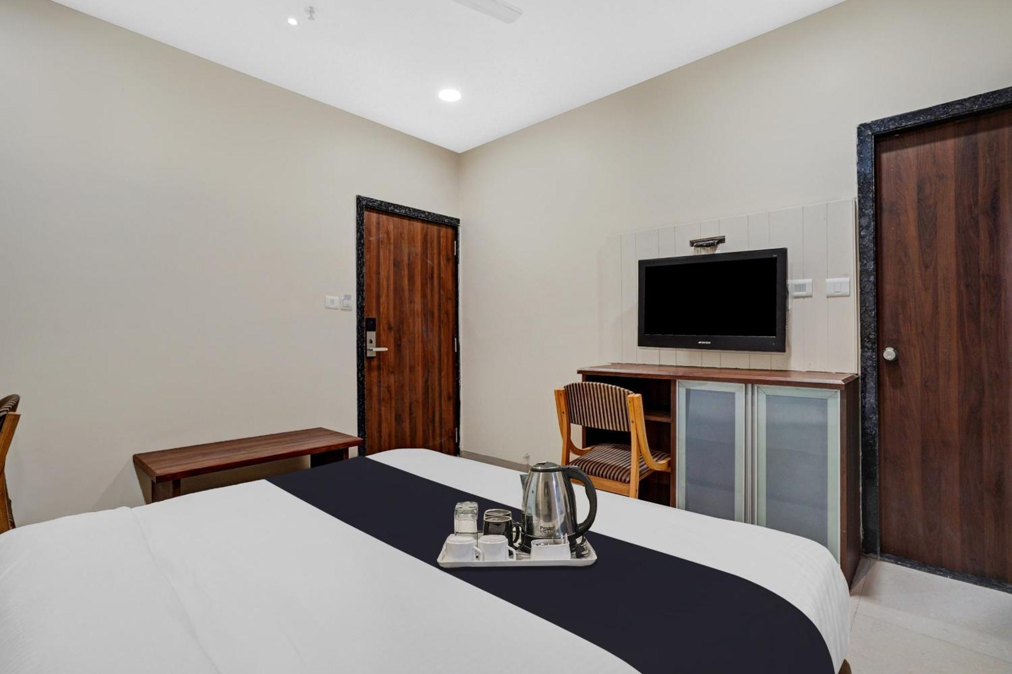 Clubhouse Hotel Raajpath Vadodara Ngoại thất bức ảnh