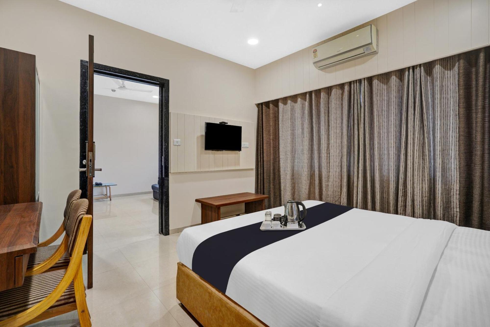 Clubhouse Hotel Raajpath Vadodara Ngoại thất bức ảnh