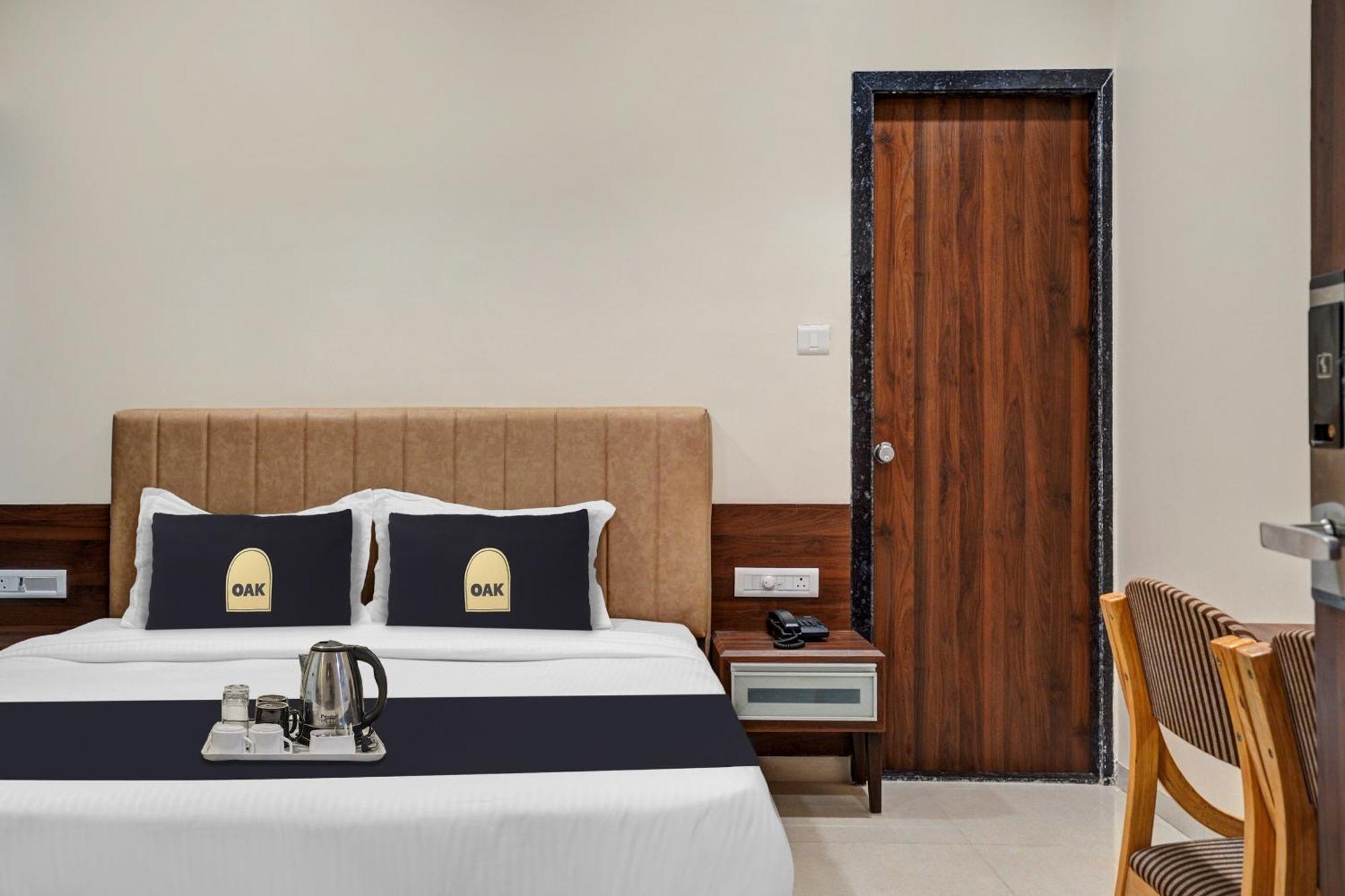 Clubhouse Hotel Raajpath Vadodara Ngoại thất bức ảnh