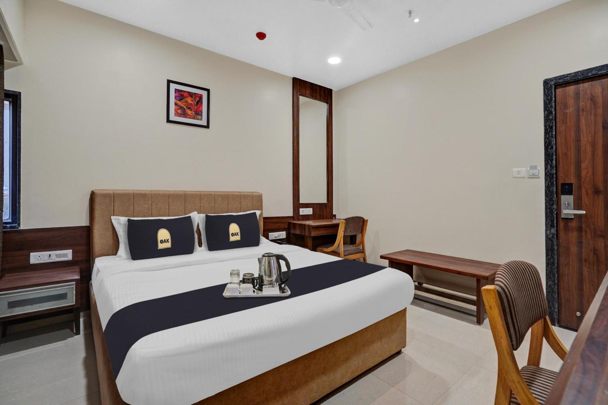 Clubhouse Hotel Raajpath Vadodara Ngoại thất bức ảnh