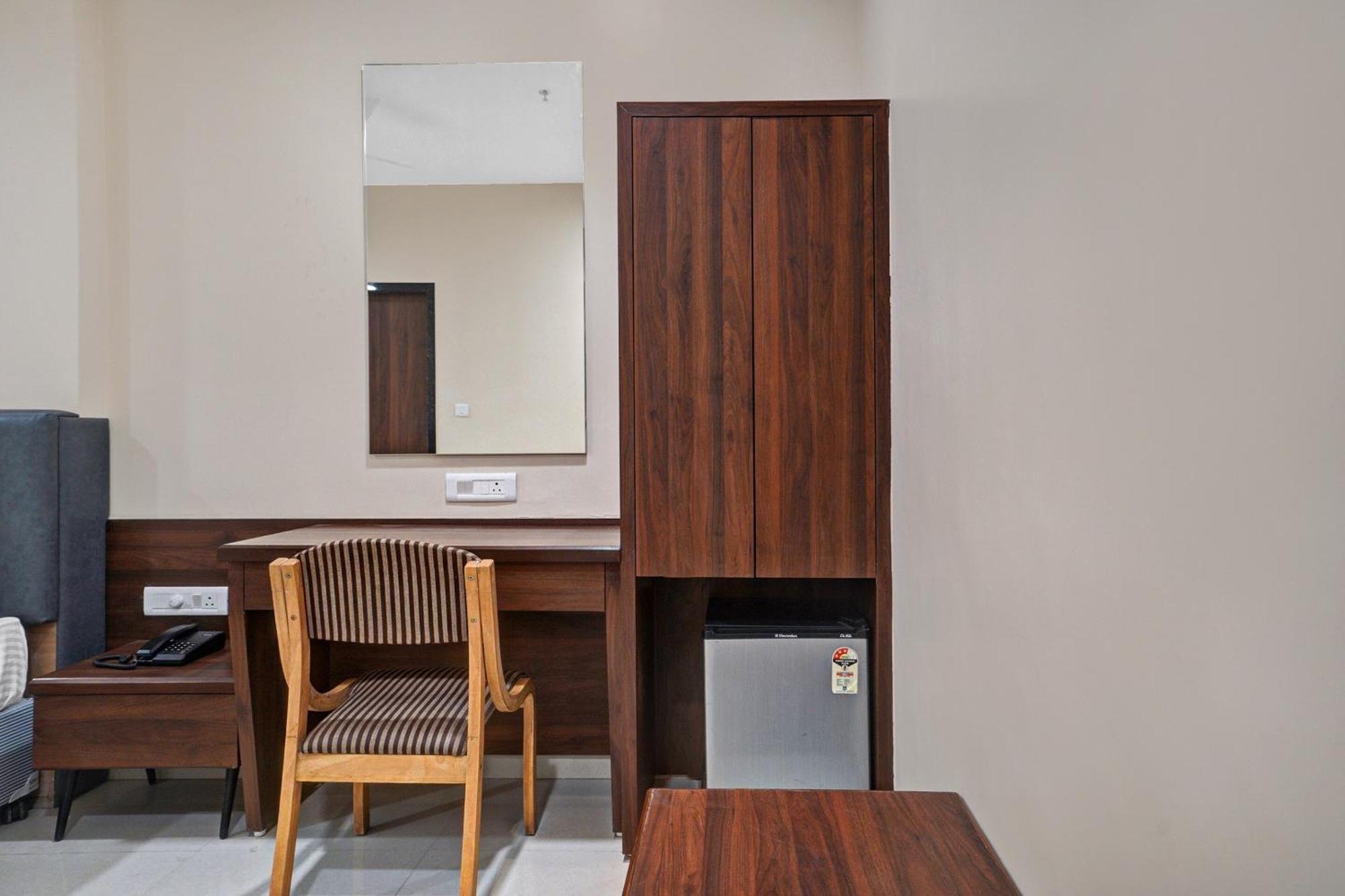 Clubhouse Hotel Raajpath Vadodara Ngoại thất bức ảnh