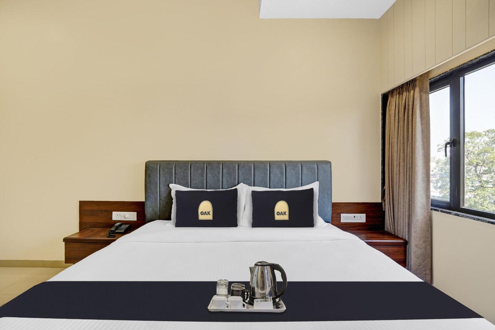 Clubhouse Hotel Raajpath Vadodara Ngoại thất bức ảnh