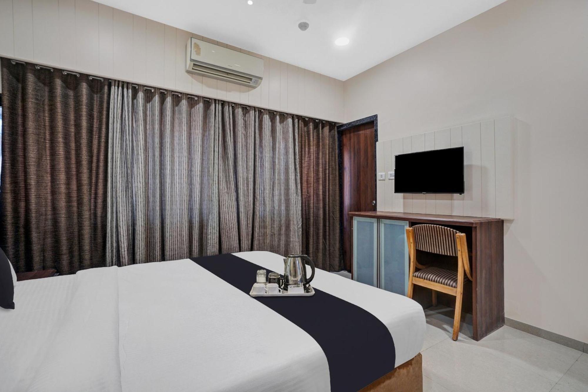Clubhouse Hotel Raajpath Vadodara Ngoại thất bức ảnh
