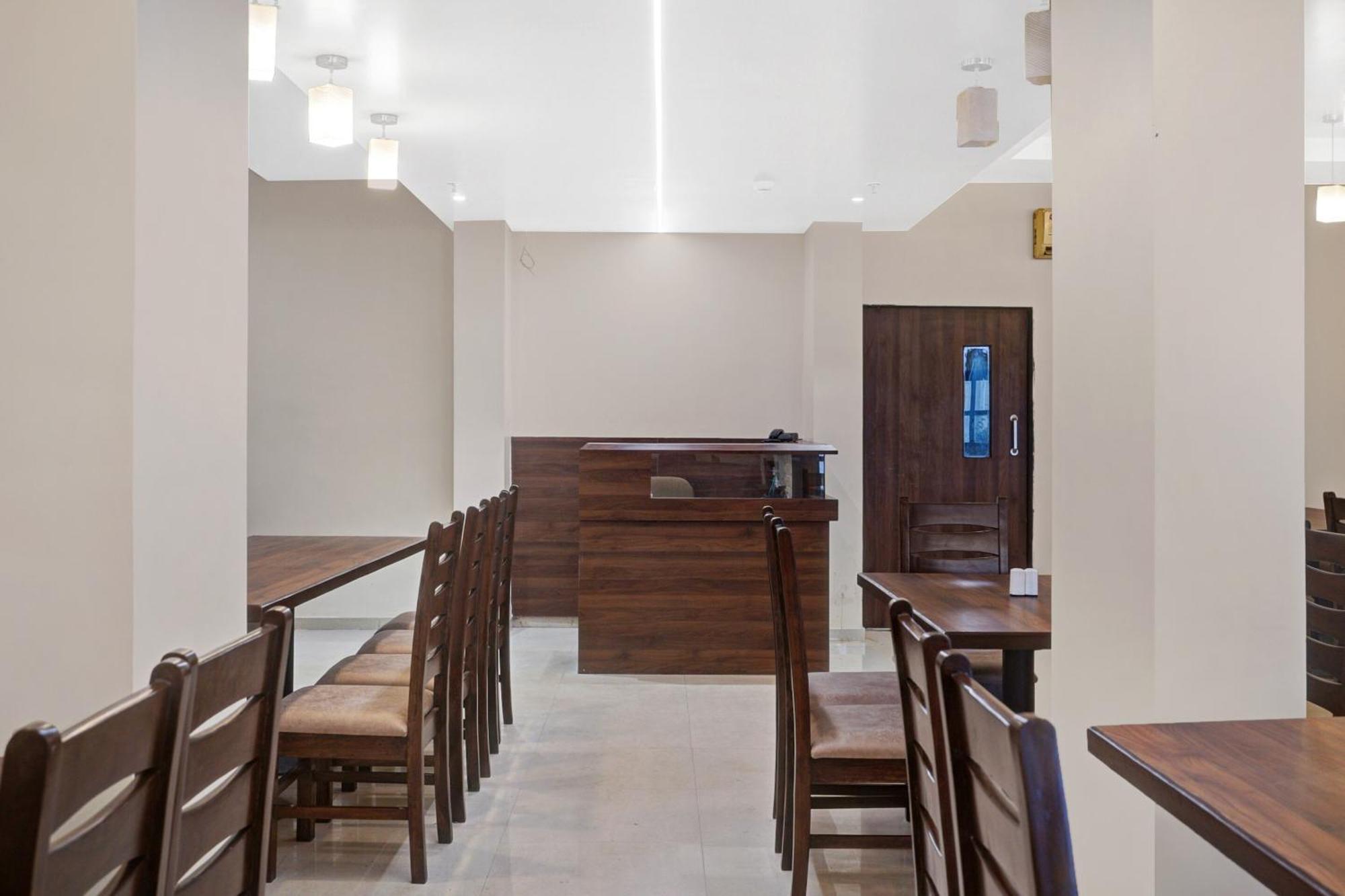 Clubhouse Hotel Raajpath Vadodara Ngoại thất bức ảnh