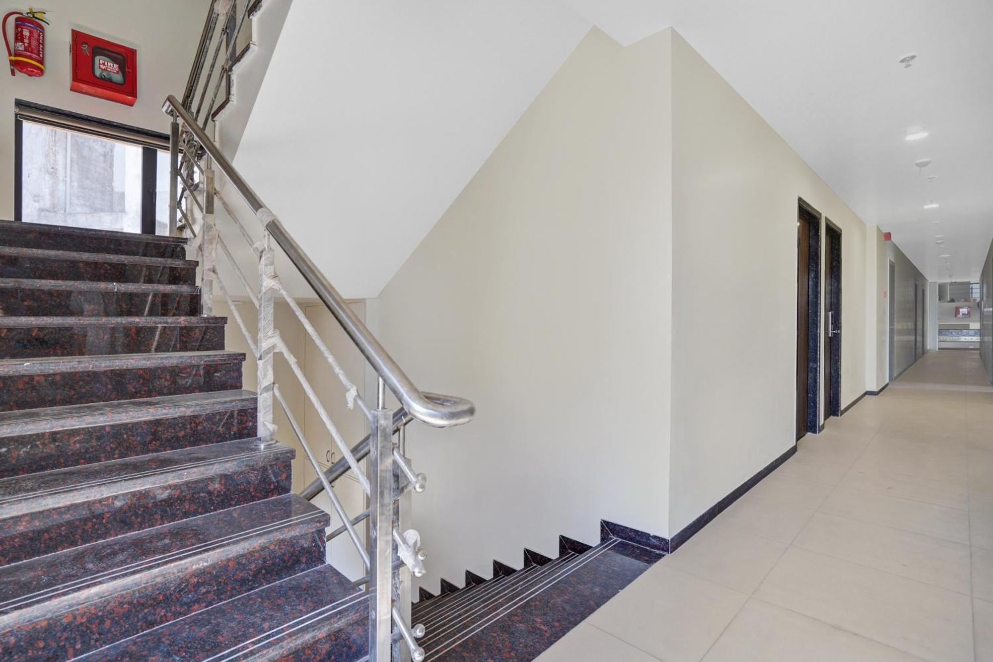 Clubhouse Hotel Raajpath Vadodara Ngoại thất bức ảnh