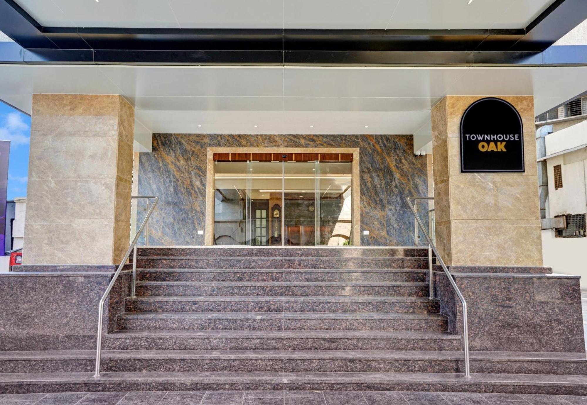 Clubhouse Hotel Raajpath Vadodara Ngoại thất bức ảnh