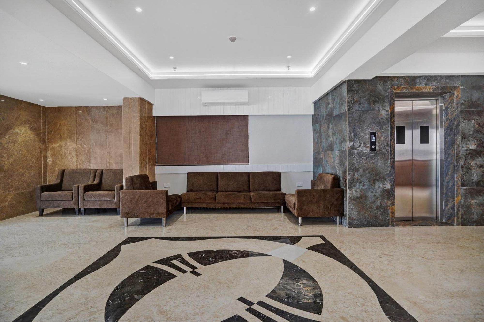 Clubhouse Hotel Raajpath Vadodara Ngoại thất bức ảnh