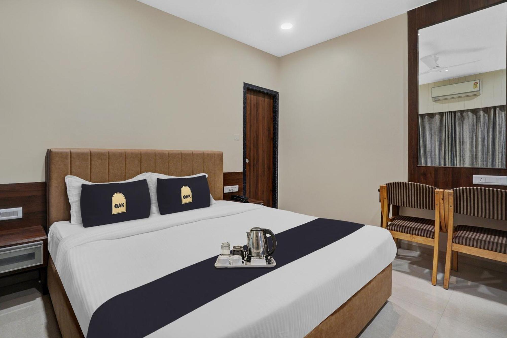 Clubhouse Hotel Raajpath Vadodara Ngoại thất bức ảnh