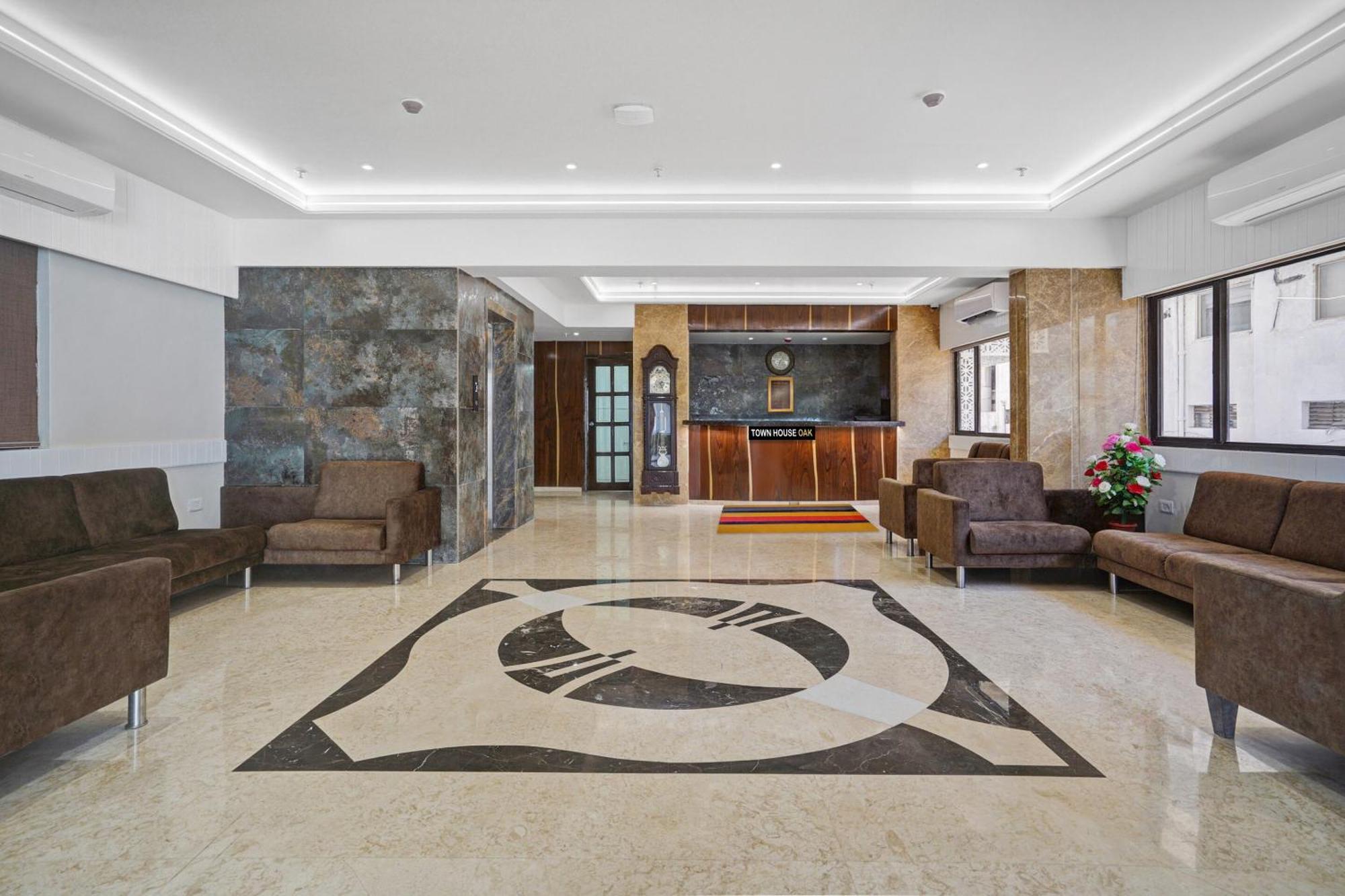 Clubhouse Hotel Raajpath Vadodara Ngoại thất bức ảnh