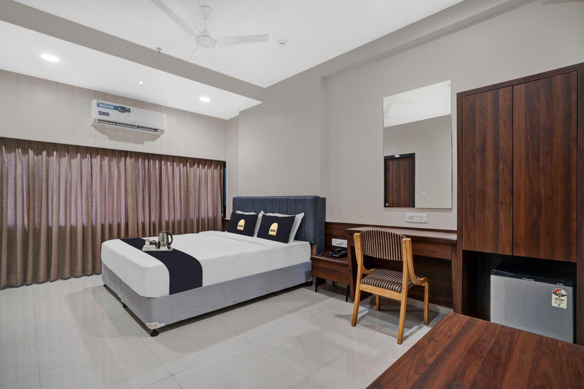 Clubhouse Hotel Raajpath Vadodara Ngoại thất bức ảnh