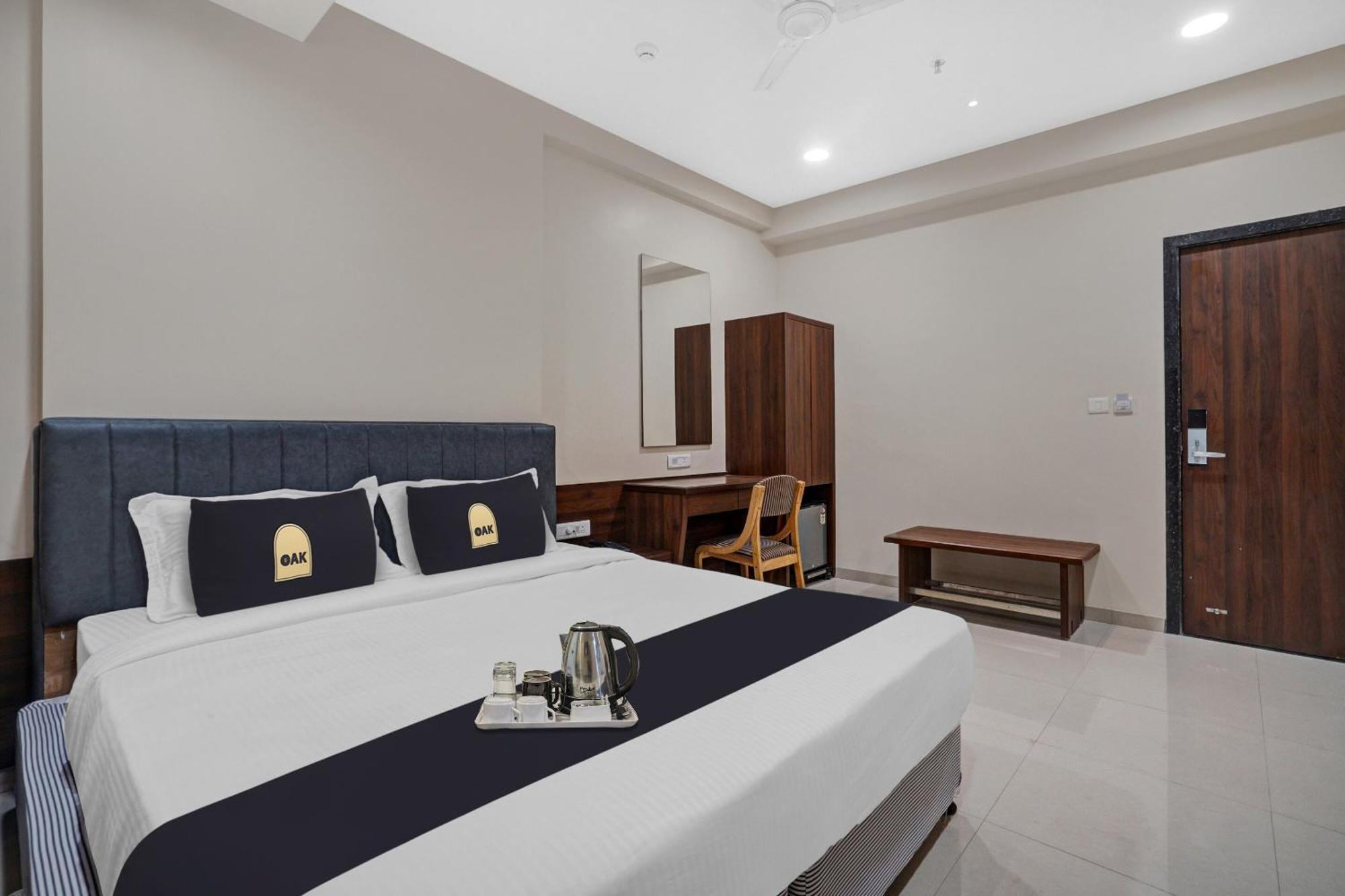 Clubhouse Hotel Raajpath Vadodara Ngoại thất bức ảnh
