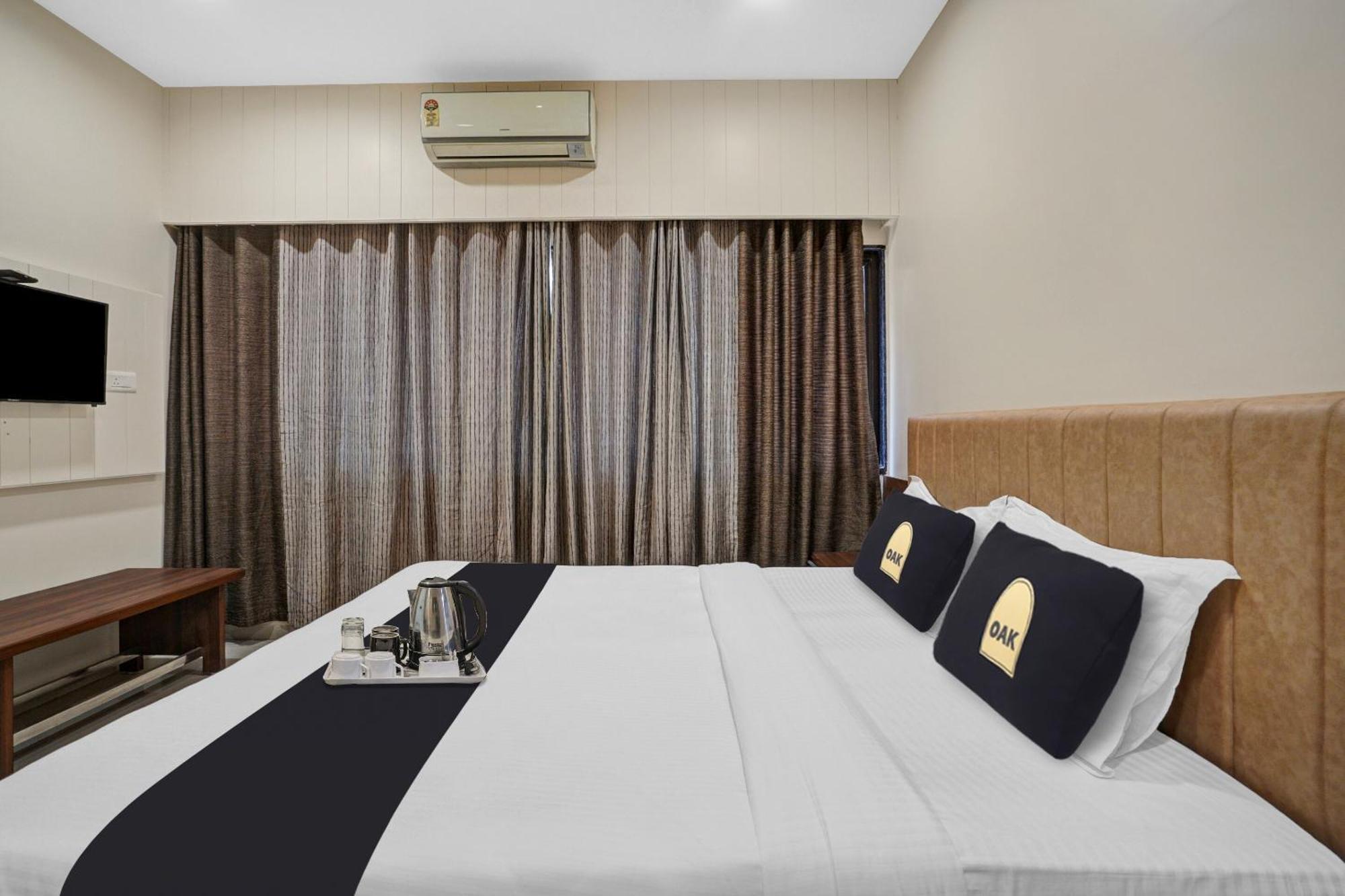 Clubhouse Hotel Raajpath Vadodara Ngoại thất bức ảnh