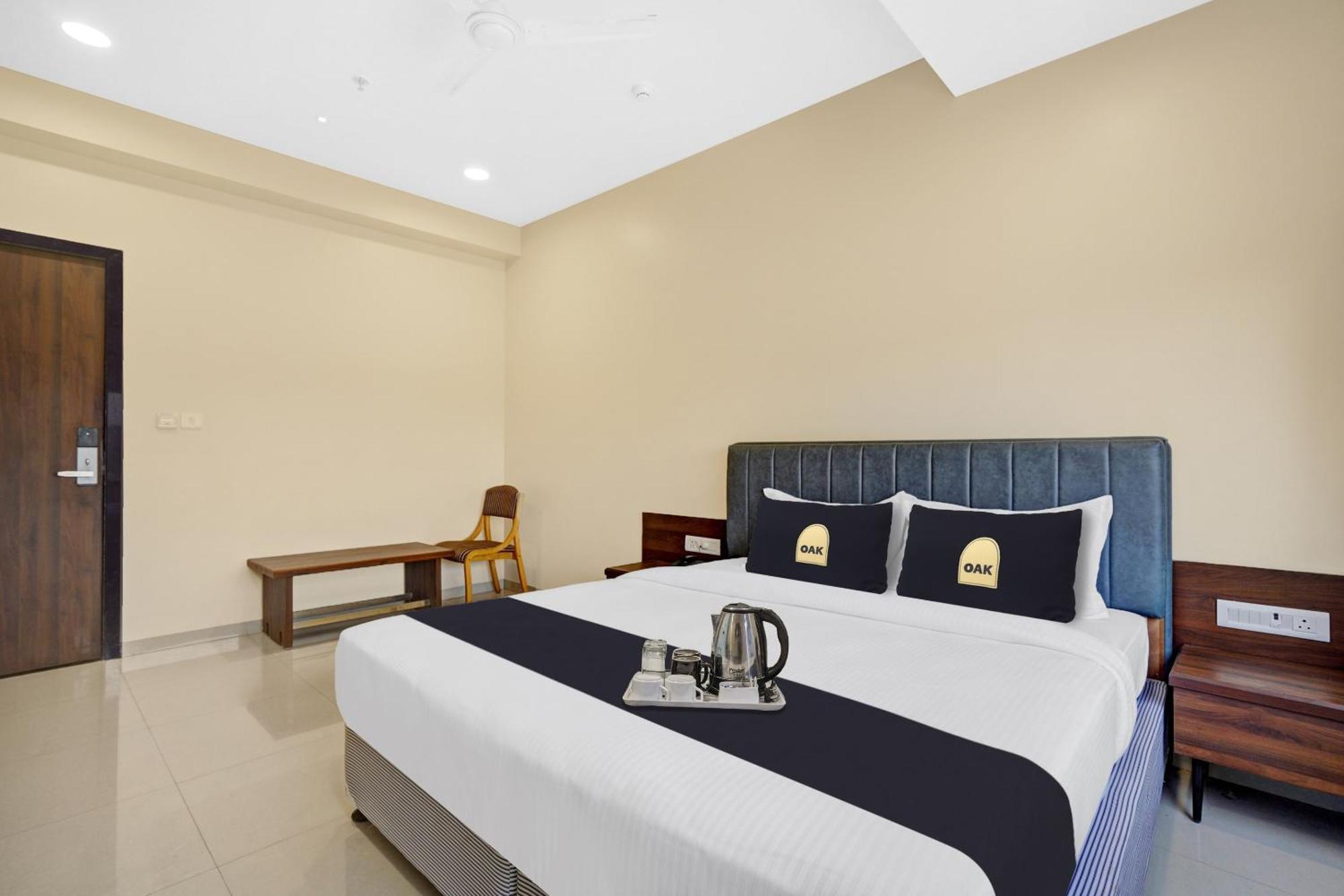 Clubhouse Hotel Raajpath Vadodara Ngoại thất bức ảnh