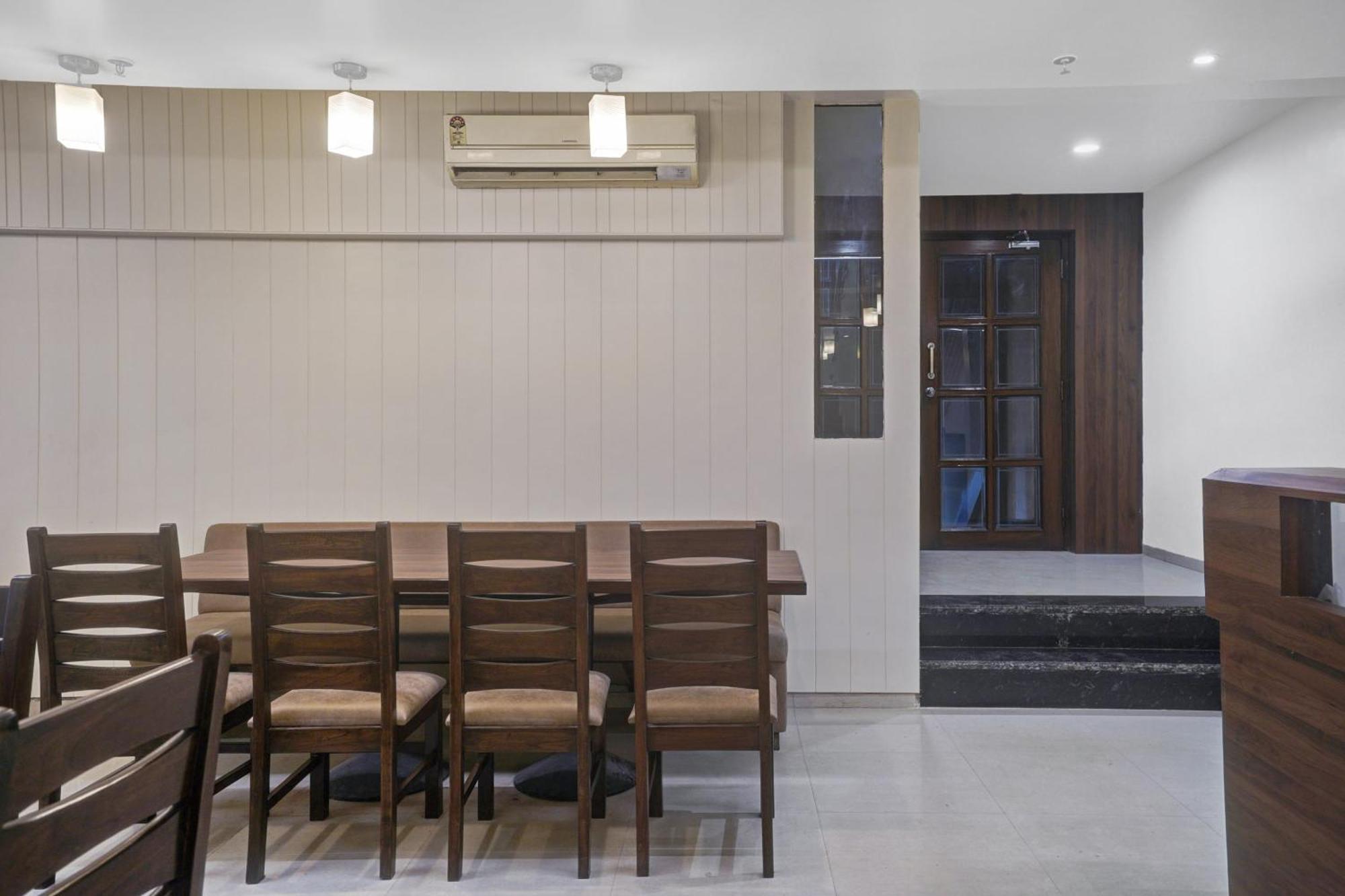 Clubhouse Hotel Raajpath Vadodara Ngoại thất bức ảnh