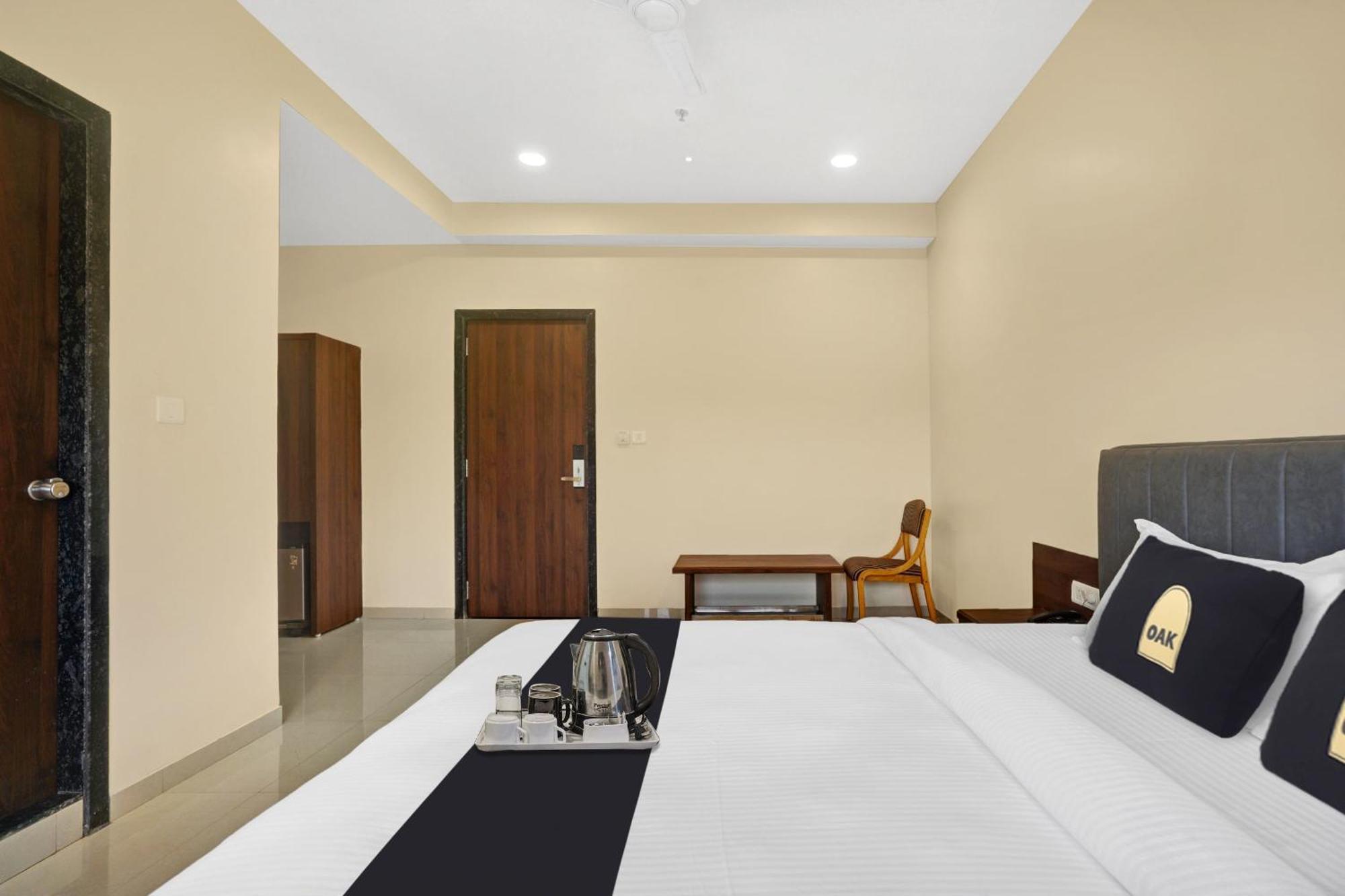 Clubhouse Hotel Raajpath Vadodara Ngoại thất bức ảnh