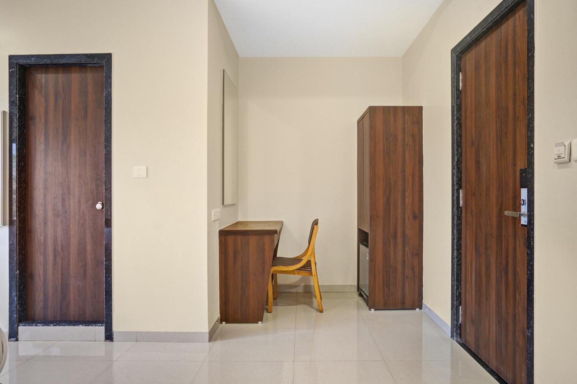 Clubhouse Hotel Raajpath Vadodara Ngoại thất bức ảnh