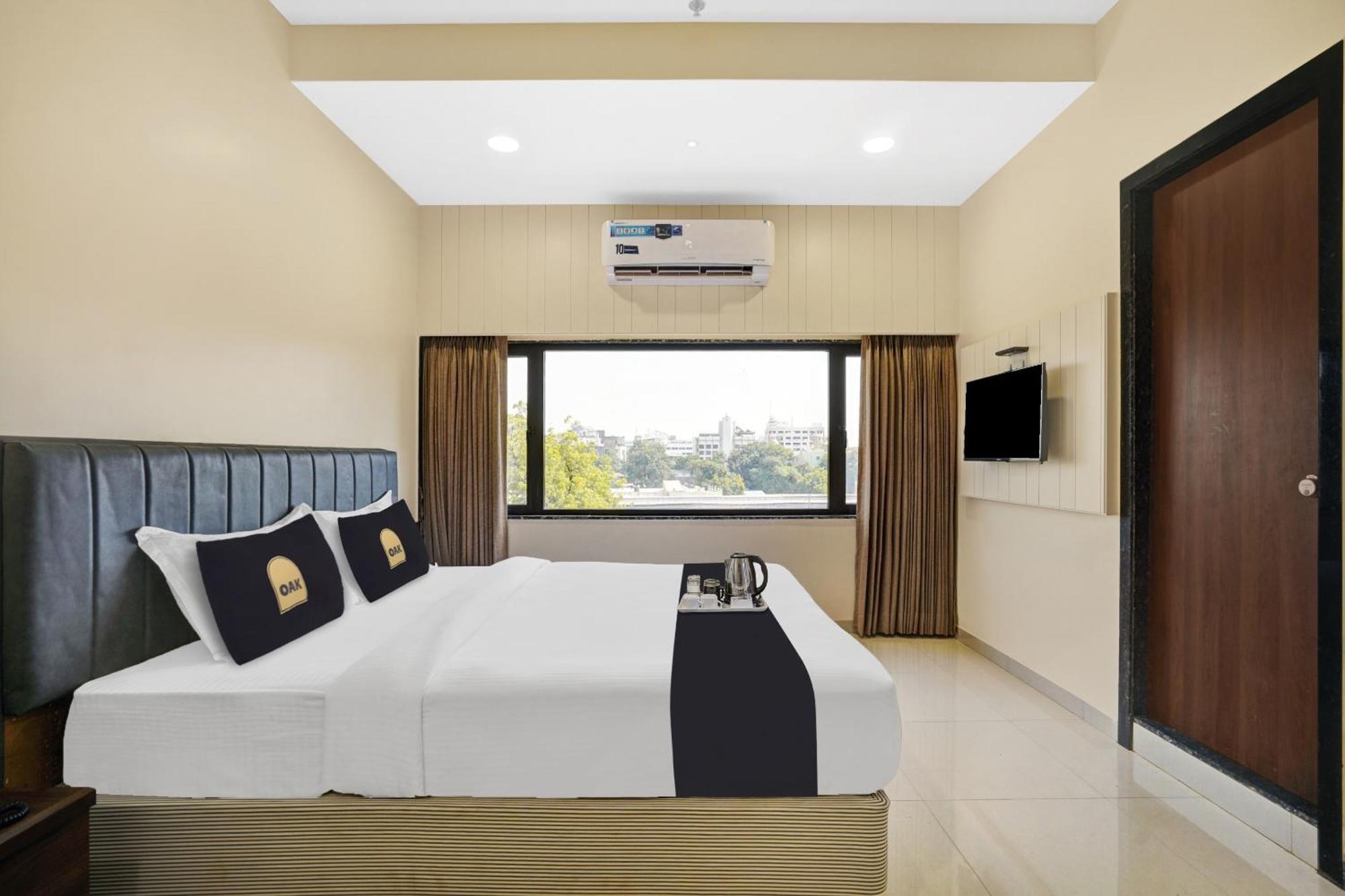Clubhouse Hotel Raajpath Vadodara Ngoại thất bức ảnh