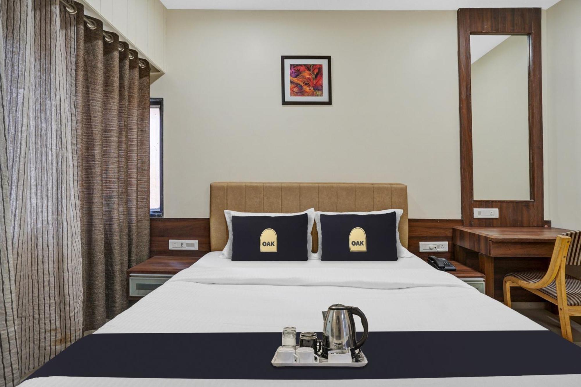 Clubhouse Hotel Raajpath Vadodara Ngoại thất bức ảnh