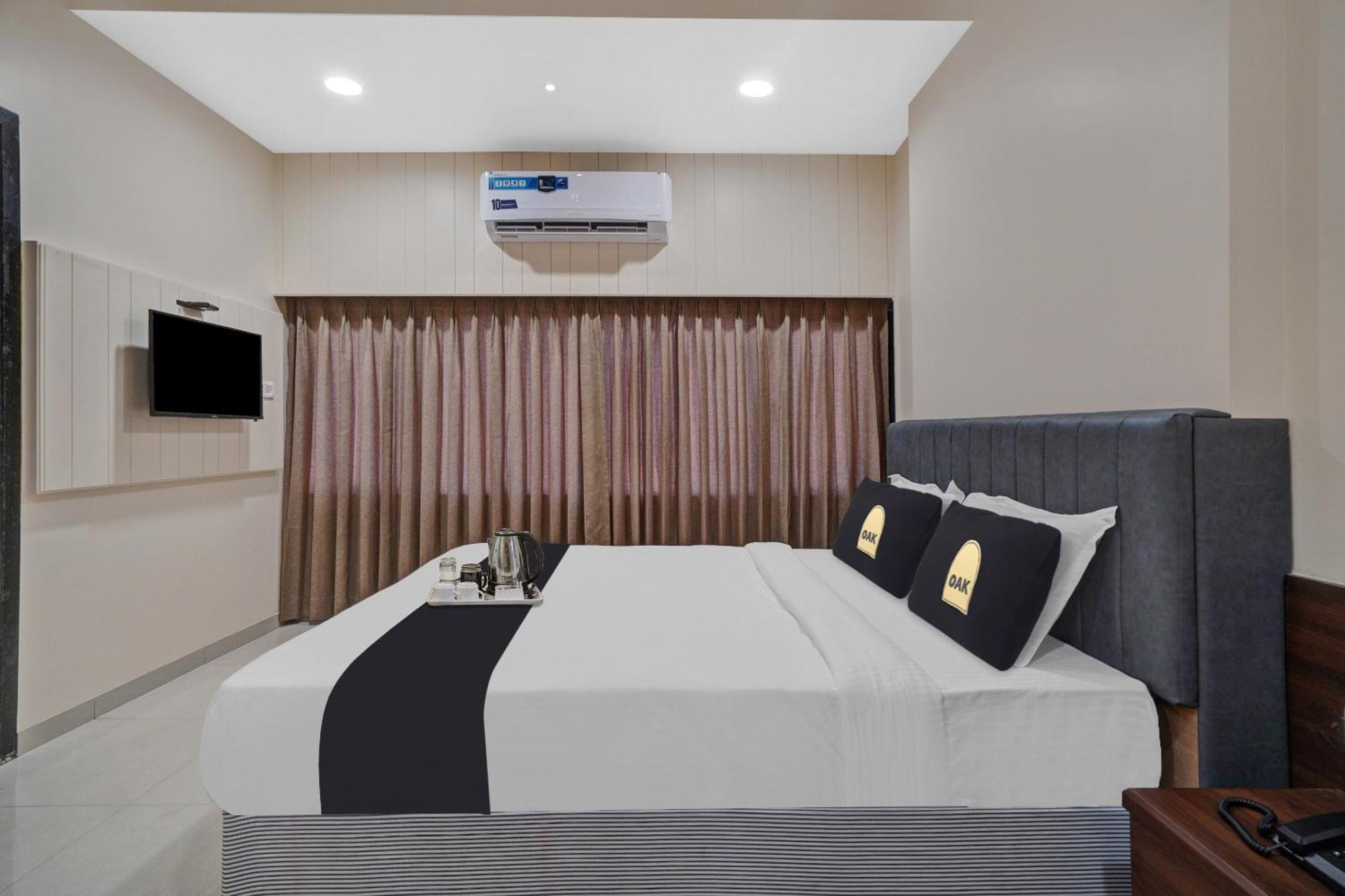 Clubhouse Hotel Raajpath Vadodara Ngoại thất bức ảnh