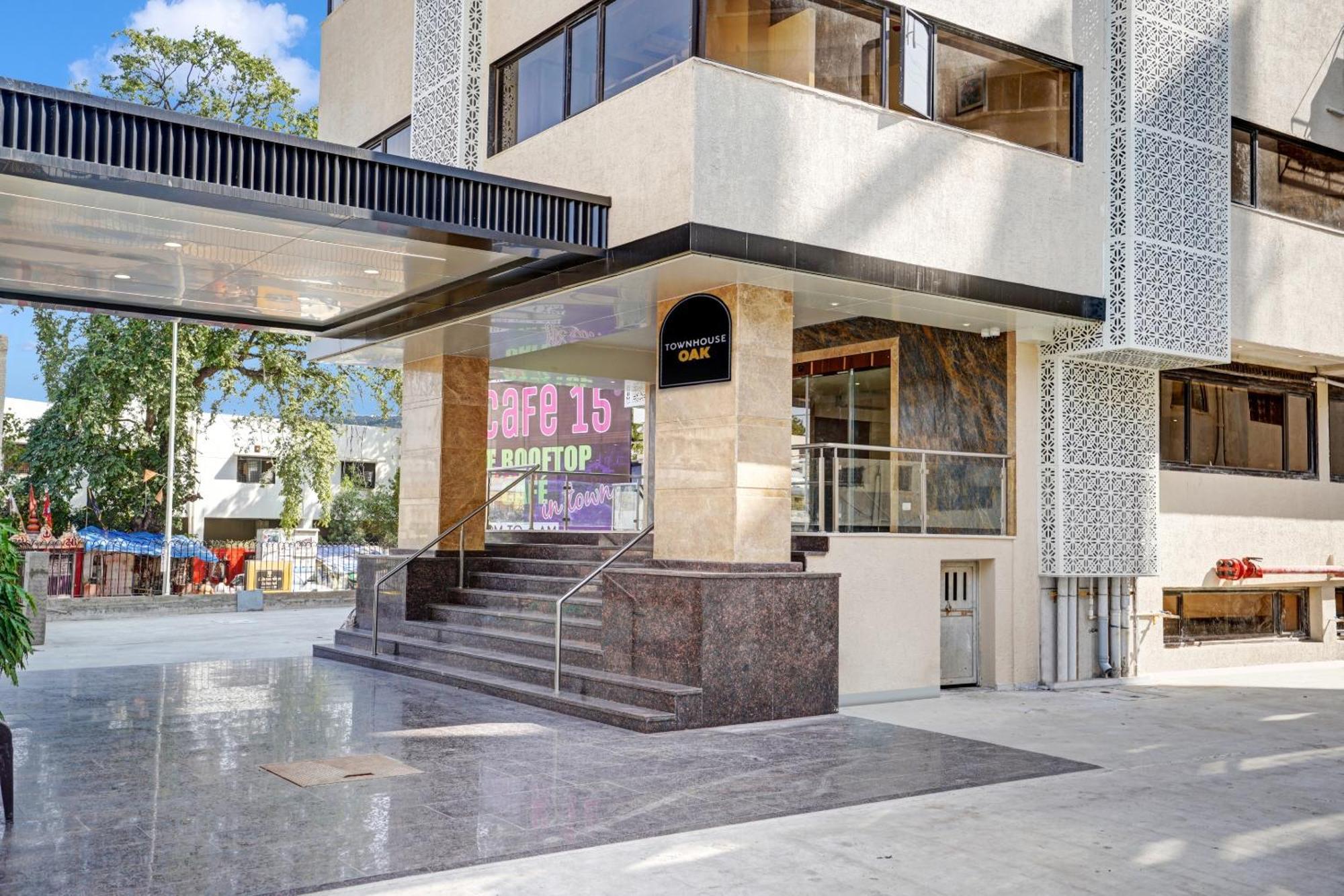 Clubhouse Hotel Raajpath Vadodara Ngoại thất bức ảnh