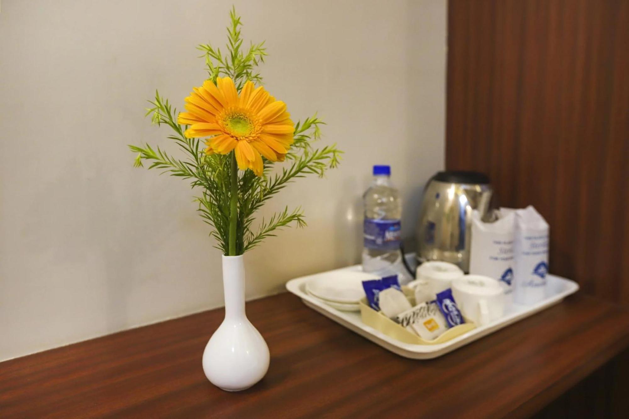 Clubhouse Hotel Raajpath Vadodara Ngoại thất bức ảnh