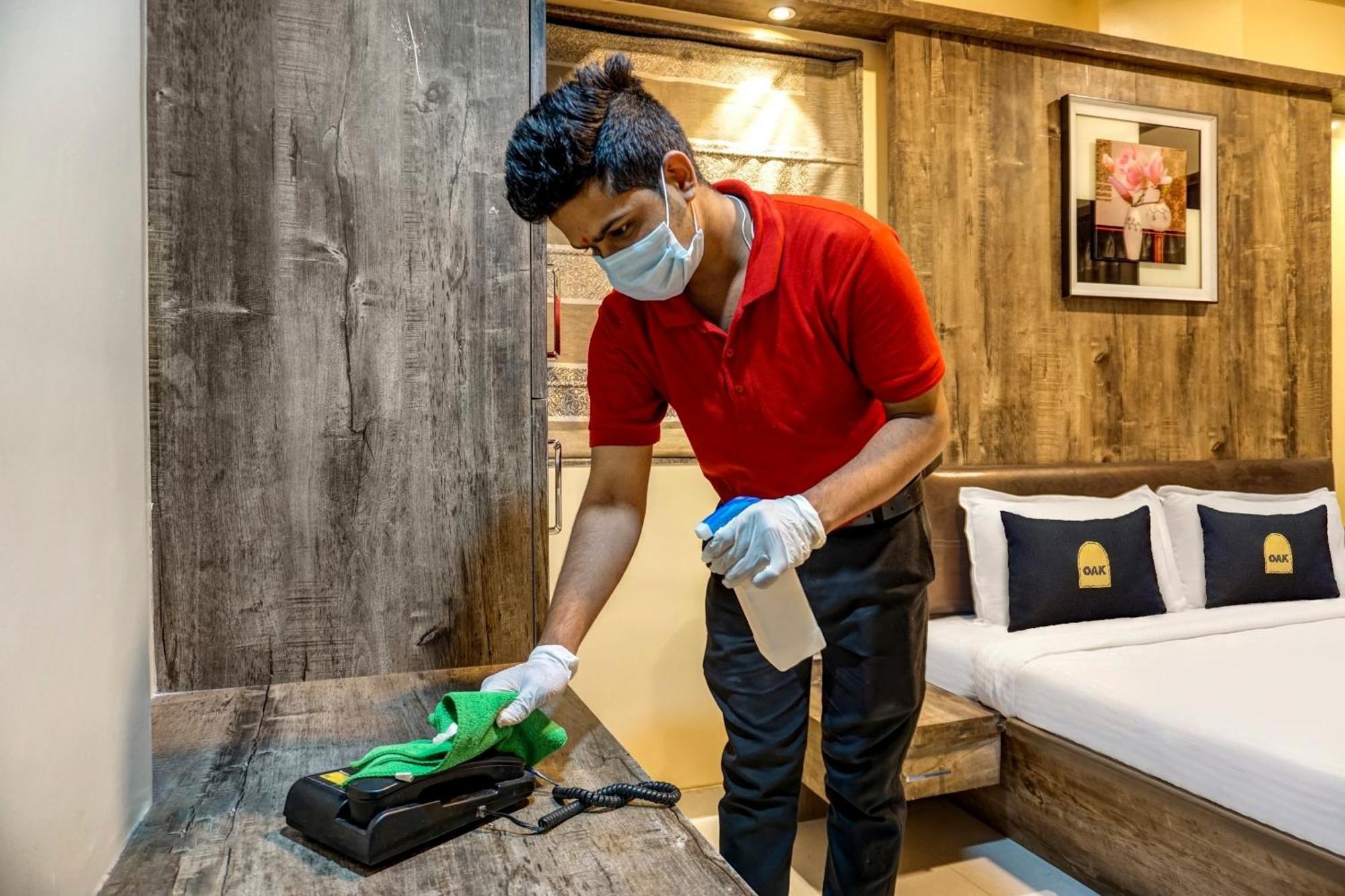 Clubhouse Hotel Raajpath Vadodara Ngoại thất bức ảnh