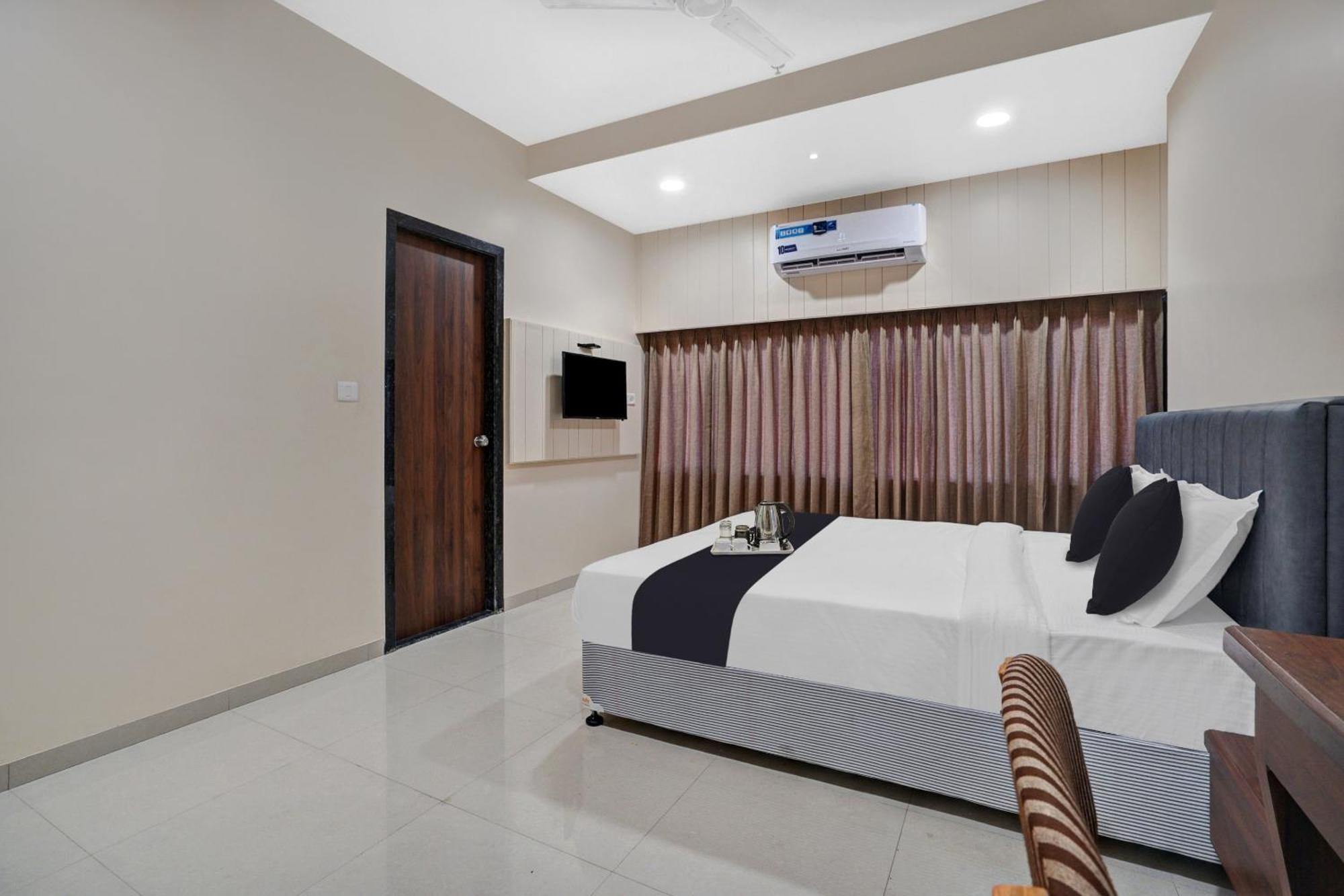 Clubhouse Hotel Raajpath Vadodara Ngoại thất bức ảnh
