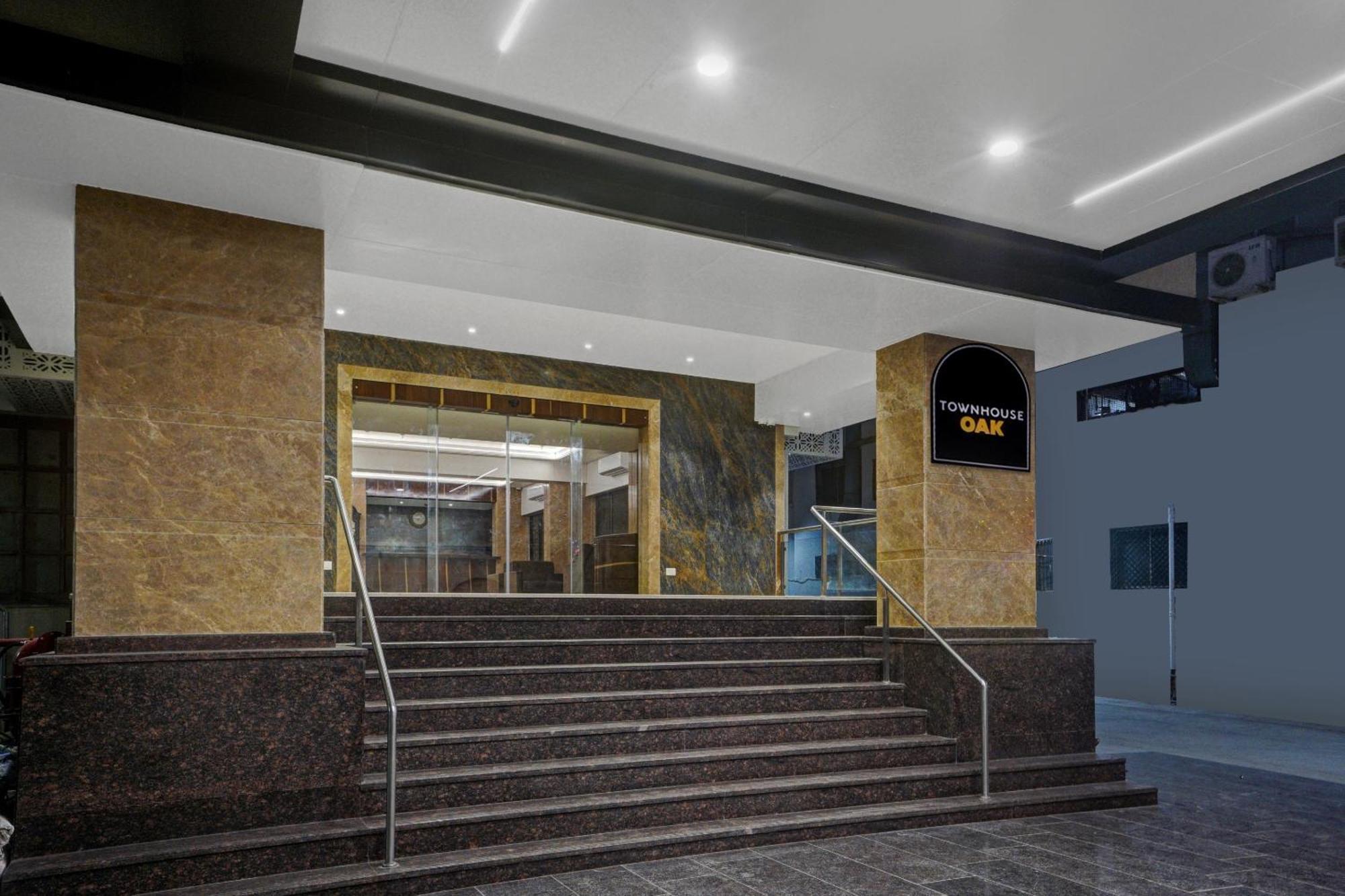 Clubhouse Hotel Raajpath Vadodara Ngoại thất bức ảnh