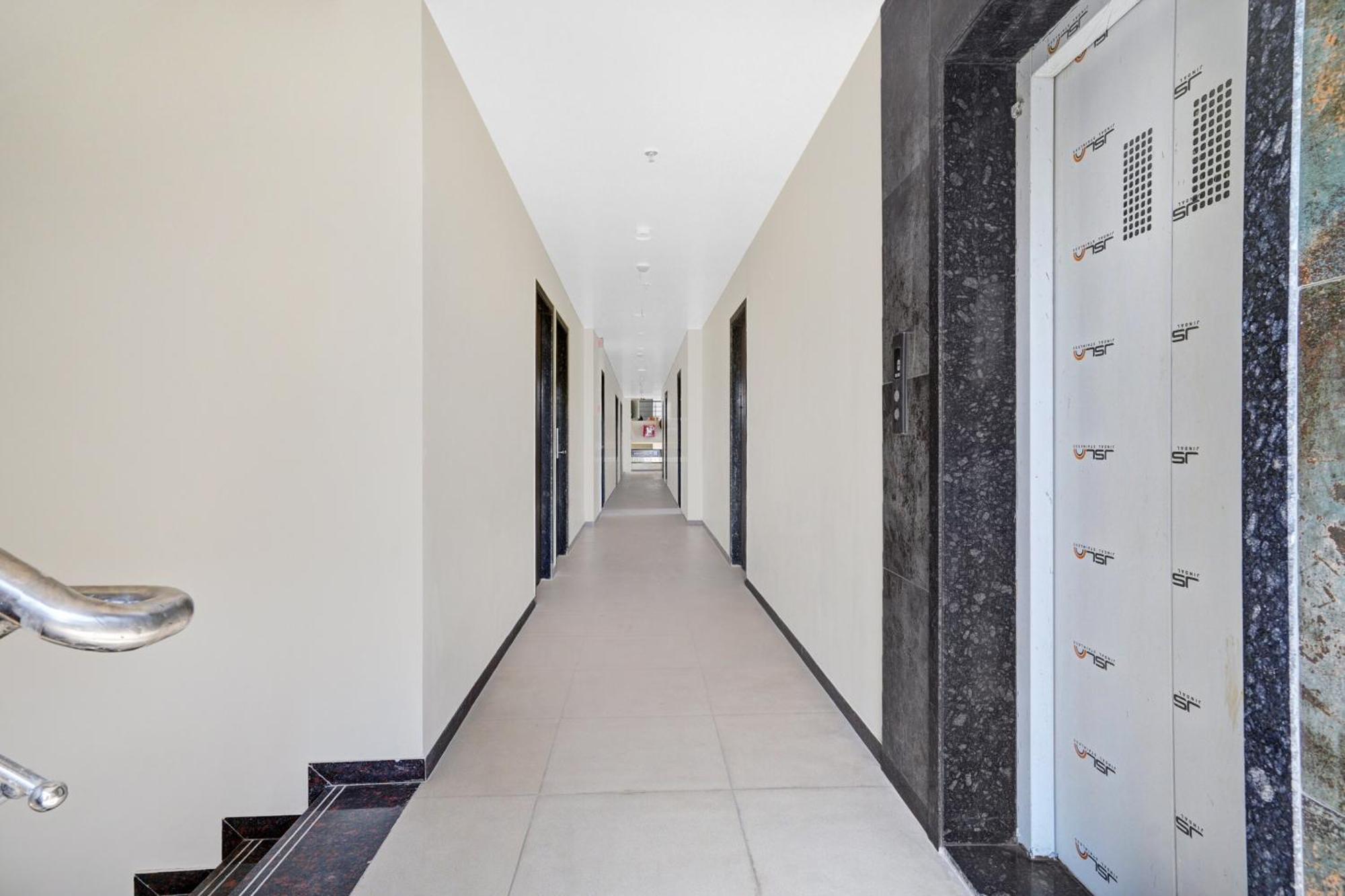 Clubhouse Hotel Raajpath Vadodara Ngoại thất bức ảnh