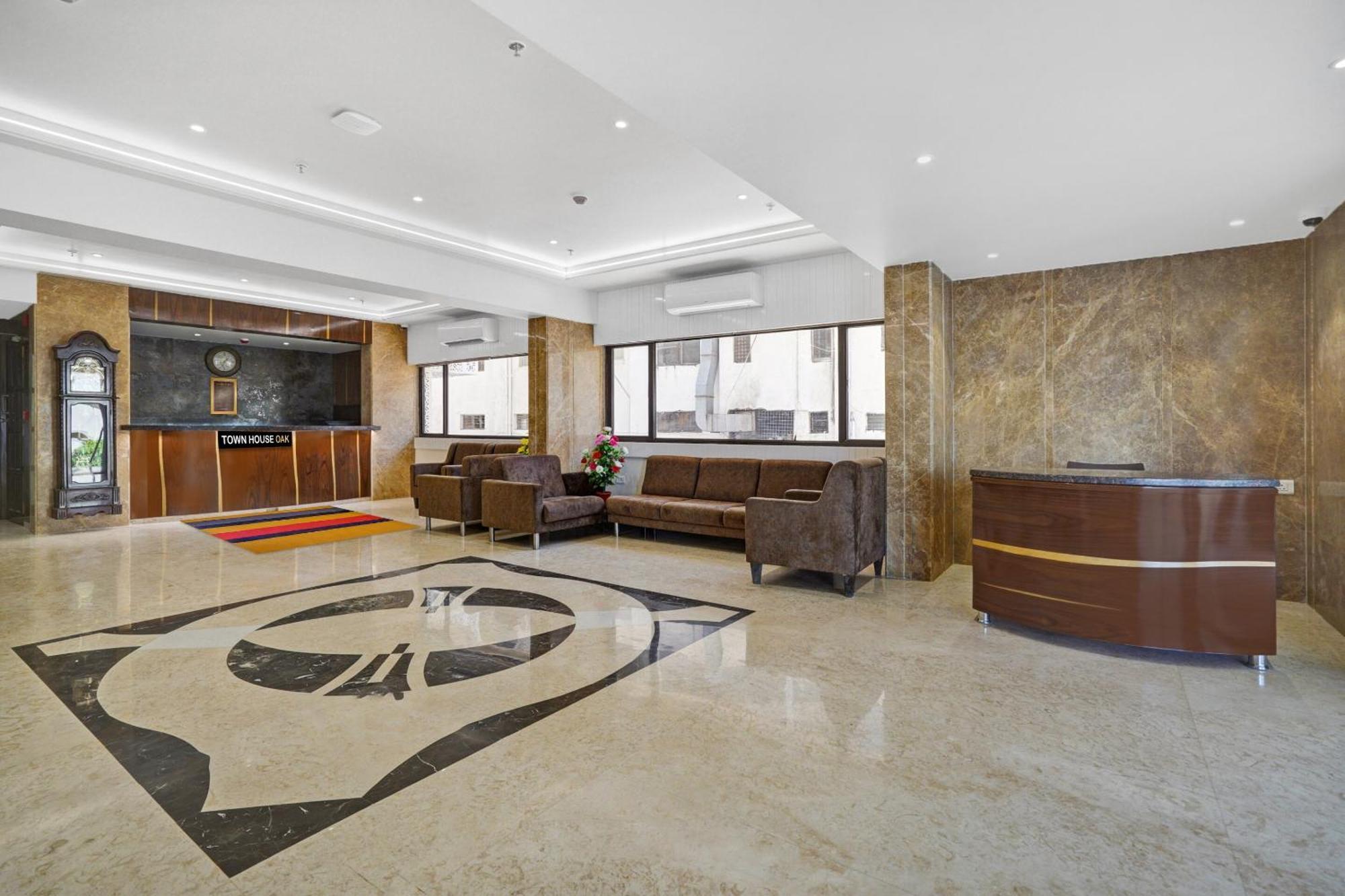 Clubhouse Hotel Raajpath Vadodara Ngoại thất bức ảnh