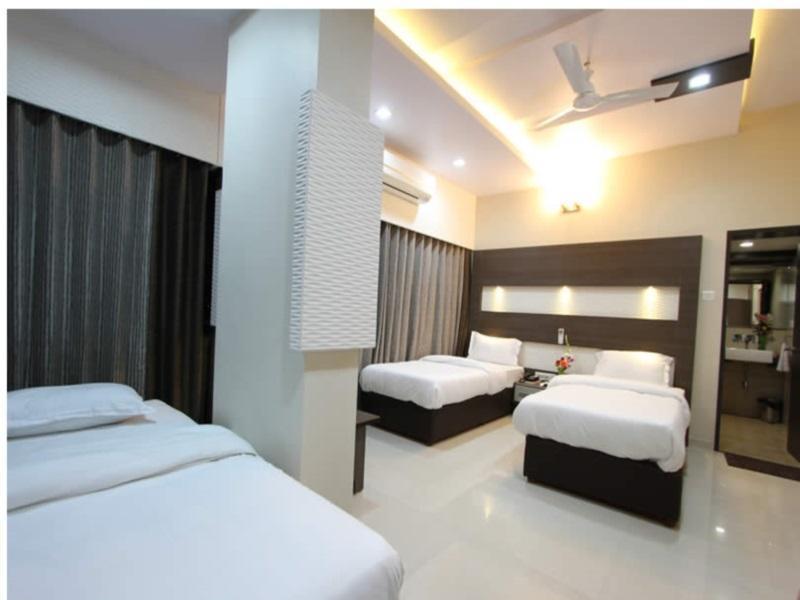 Clubhouse Hotel Raajpath Vadodara Ngoại thất bức ảnh