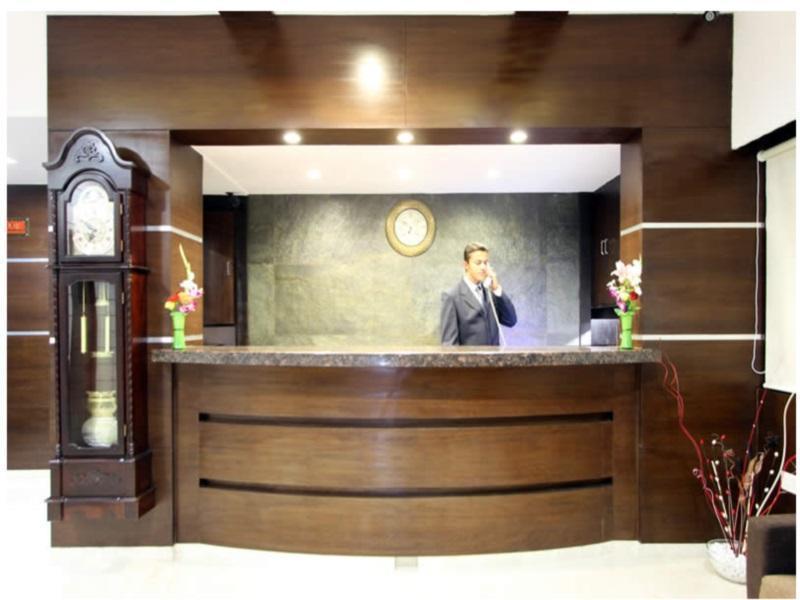Clubhouse Hotel Raajpath Vadodara Ngoại thất bức ảnh
