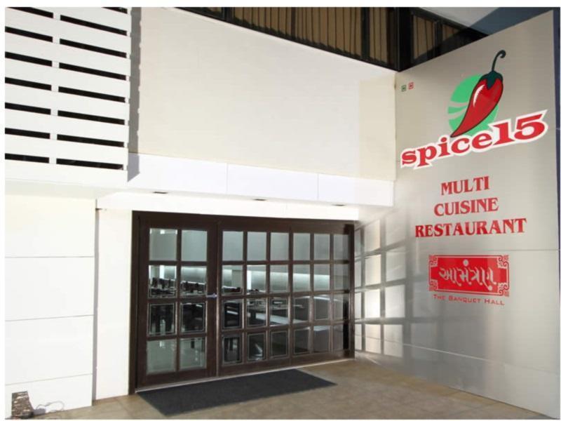 Clubhouse Hotel Raajpath Vadodara Ngoại thất bức ảnh