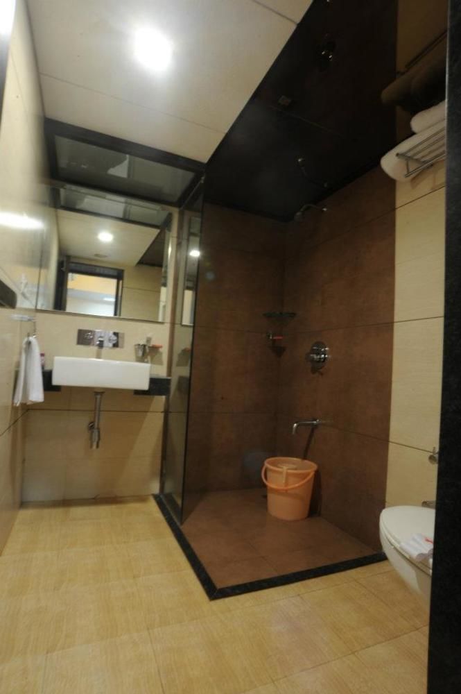 Clubhouse Hotel Raajpath Vadodara Ngoại thất bức ảnh