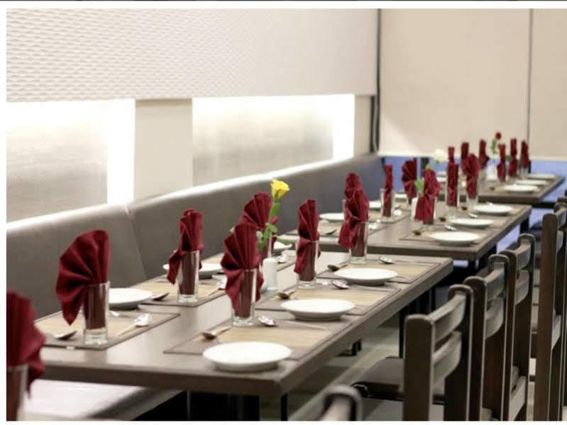 Clubhouse Hotel Raajpath Vadodara Ngoại thất bức ảnh