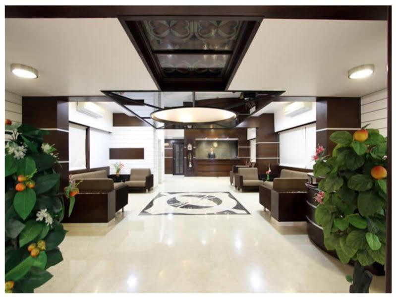 Clubhouse Hotel Raajpath Vadodara Ngoại thất bức ảnh
